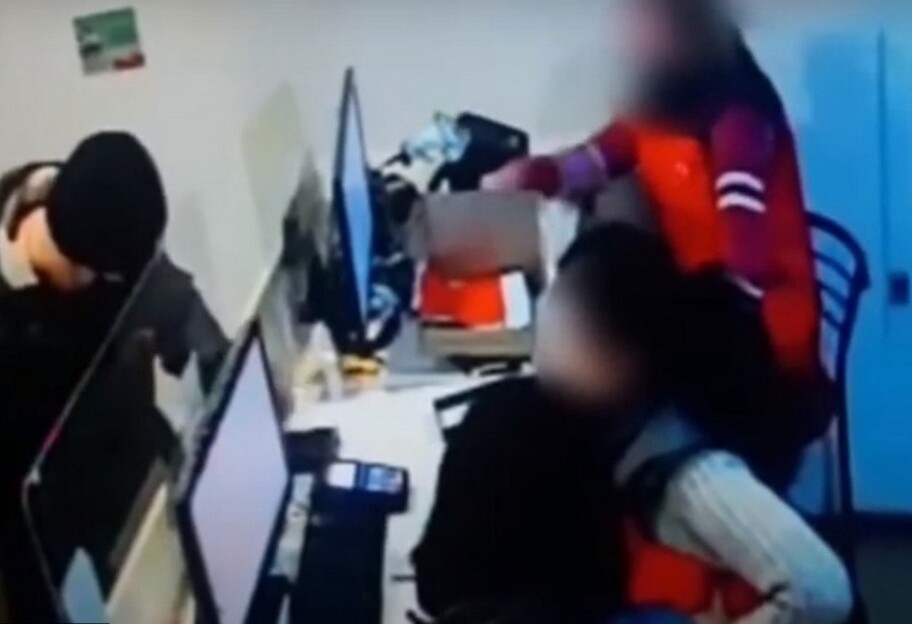 Под Киевом грабитель при осмотре посылки украл на почте телефон за 50 тысяч – видео - фото 1