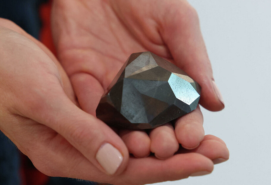 Самый крупный черный алмаз Энигма продан на аукционе Ричарду Харту за криптовалюту - фото 1
