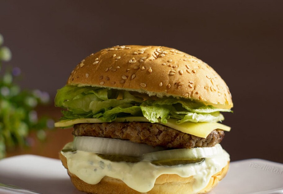 Домашній гамбургер з курячим м'ясом - покроковий рецепт з відео - фото 1