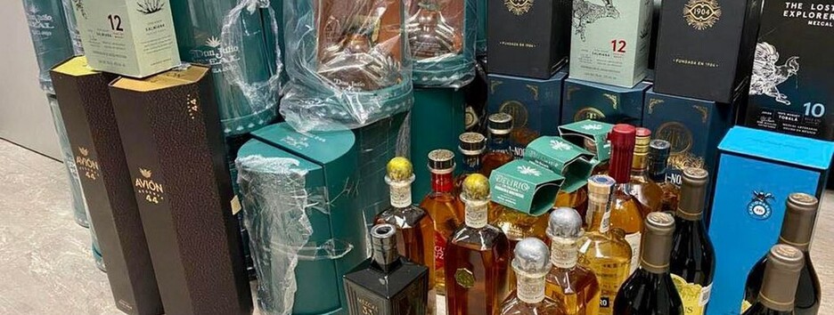 Украинка пыталась провезти в страну 66 бутылок элитного алкоголя (фото)