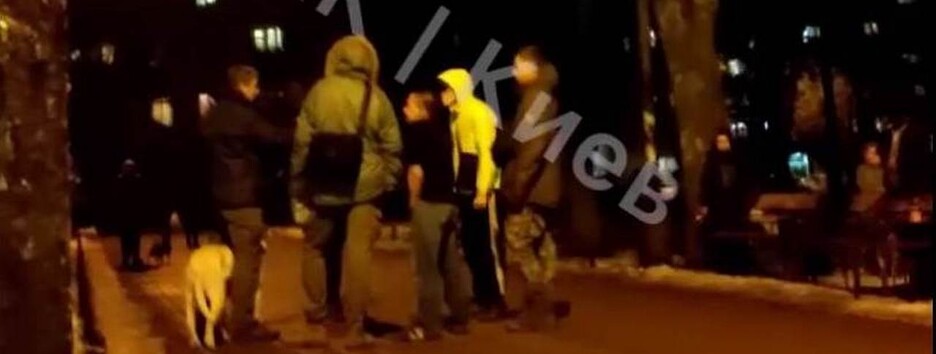 Появилось видео, как в Киеве толпой били мужчину: у нападавших своя версия за что