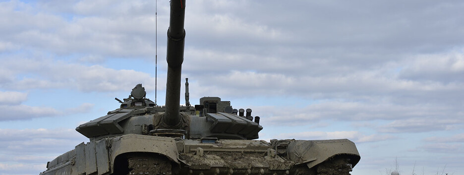 Російські танки стали посміховиськом: застрягли у бруді та знесли стовп (відео)