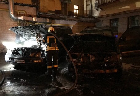 В Киеве экс-нардепу сожгли Lexus: полиция нашла остатки горючей смеси (фото) 