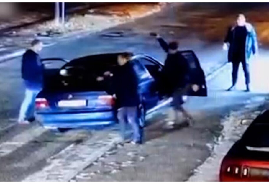 Угнали авто под Киевом - вооруженное нападение отца и сына попало на видео - фото 1