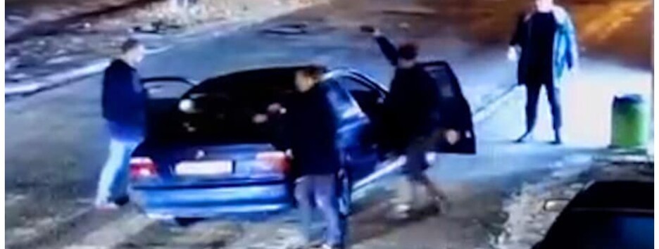 Под Киевом со стрельбой угнали авто: момент попал на камеру 