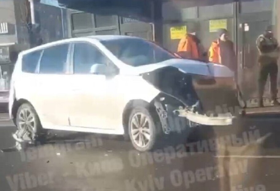 ДТП в Киеве - иномарка протаранила сразу несколько МАФов - видео  - фото 1