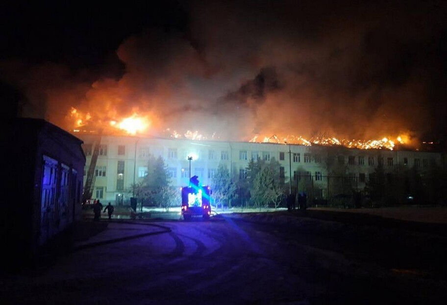 В Киеве горела крыша и третий этаж гимназии восточных языков – фото, видео - фото 1