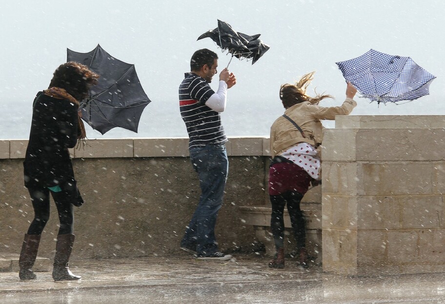 Погода в Украине скоро испортится - синоптики говорят про ураганный ветер и дожди - фото 1