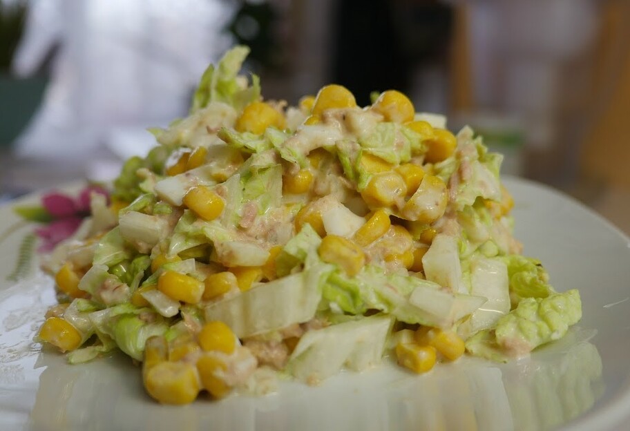 Салат с тунцом, капустой, яйцами и кукурузой - рецепт приготовления - видео - фото 1