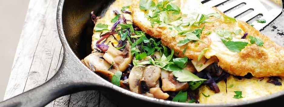 Вкусный завтрак за 10 минут: рецепт омлета с грибами и сыром