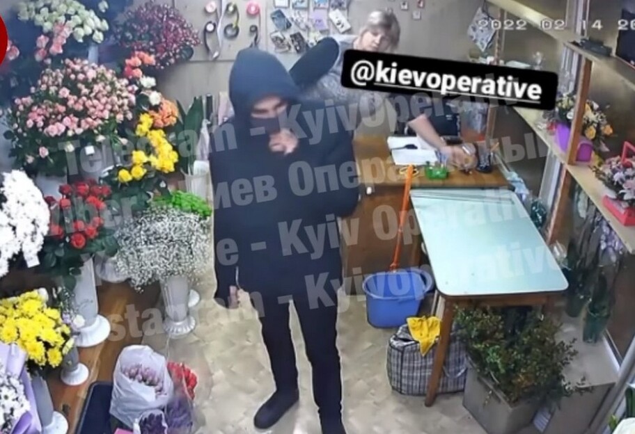В Киеве засняли курьезное преступление – романтик украл цветы и попал на видео - фото 1