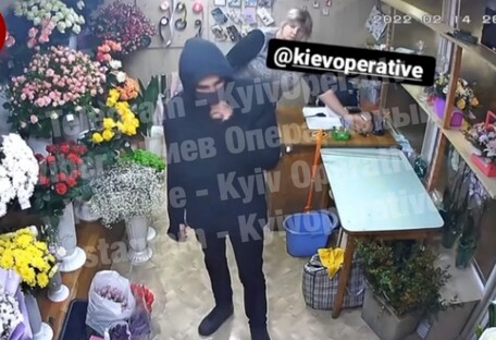 В Киеве горе-романтик обокрал цветочный магазин (видео)