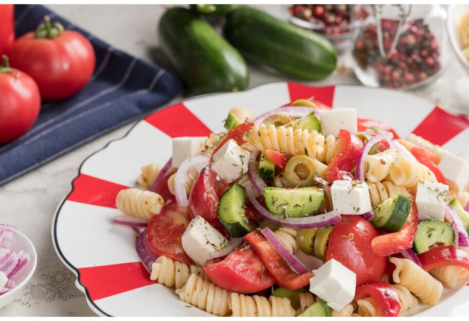 Вкусный салат с макаронами и Фетой - простой рецепт весеннего блюда  - фото 1
