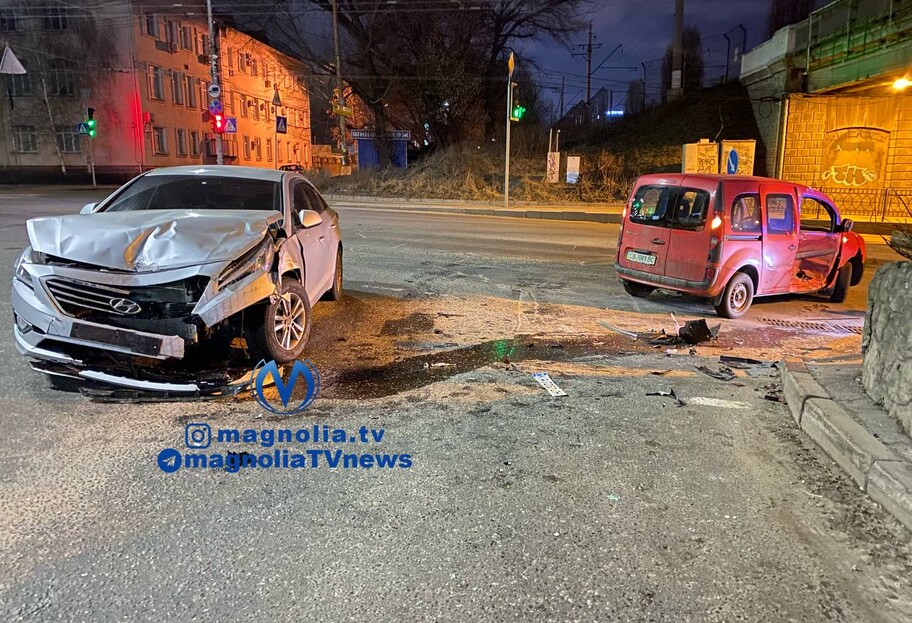 ДТП в Киеве – на улице Протасов яр столкнулись Hyundai и Renault – фото - фото 1