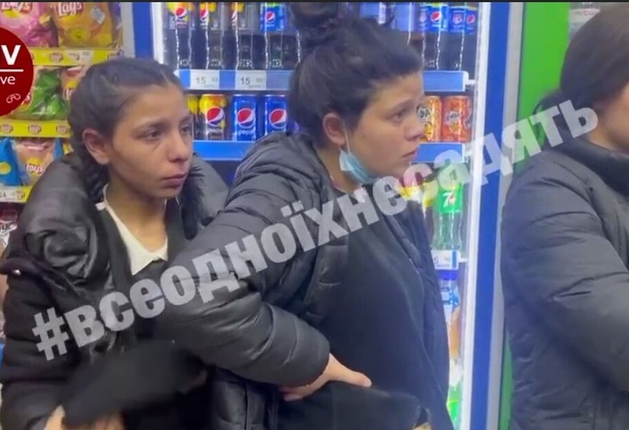 Циганки в Києві намагалися пограбувати дівчину та магазин - фото 1