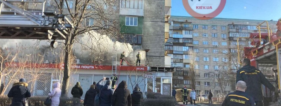 Рисковал жизнью: в Киеве парень вынес женщину из пылающей квартиры (видео)