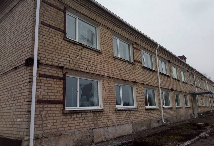 Война на Донбассе - поселок Врубовка обстреляли, пострадал лицей и газопровод, фото  - фото 1