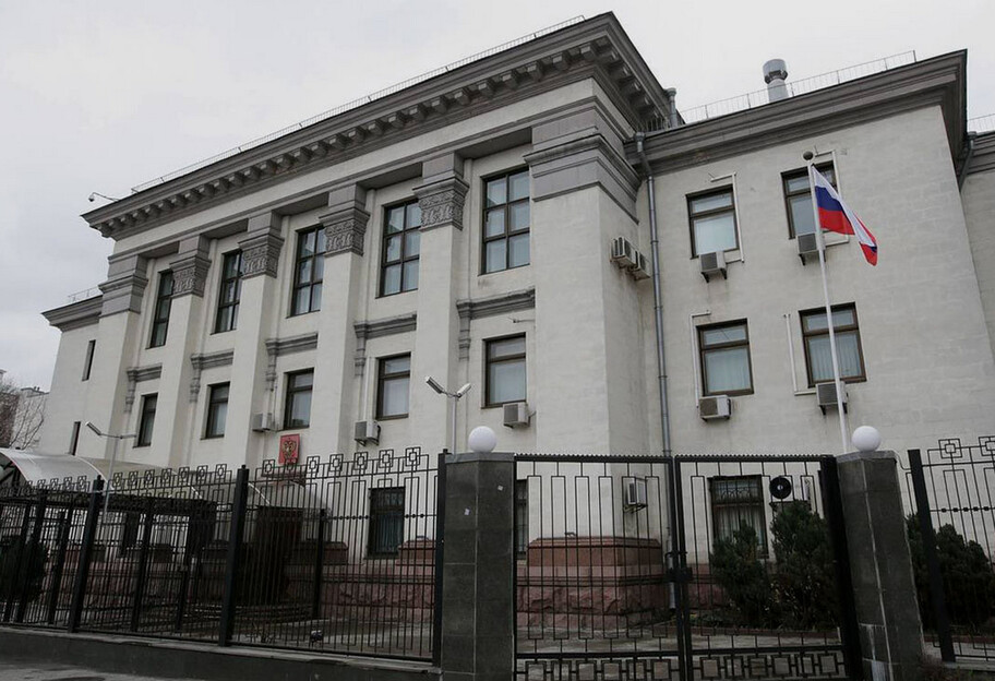 Посольство РФ у Києві димилося - ймовірно, палили документи, відео - фото 1