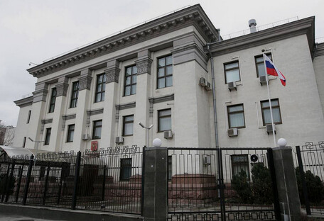 В Киеве над российским посольством загадочный дым: дипломаты отказываются от помощи (видео)