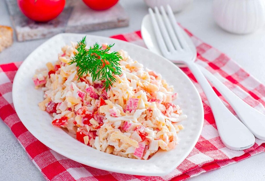 Салат Красное море с крабовыми палочками, помидором и сыром - рецепт приготовления - видео - фото 1