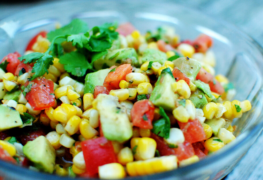 Овочевий салат з кукурудзою - покроковий рецепт - фото 1