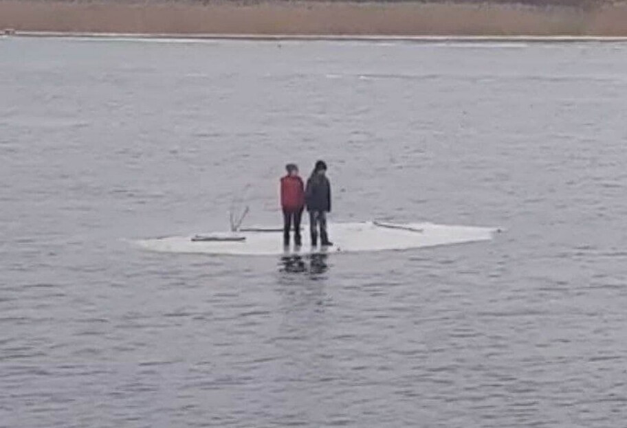 В Киеве детей на льдине унесло от берега на 400 метров, фото, видео  - фото 1