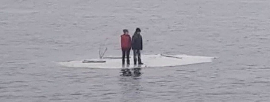 В Киеве двух мальчишек на льдине унесло от берега: одного доставали из воды (фото, видео) 