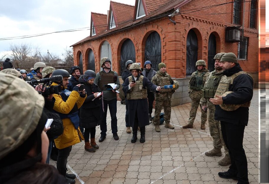 Обстрел на Донбассе сегодня - нардепы и журналисты прятались в блиндаже, видео  - фото 1