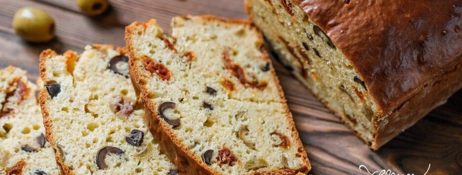 Не только сладкий: готовим кекс с оливками и вяленными томатами 