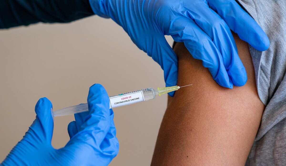 Бустерная и дополнительная прививка: Комаровский пояснил, кому их нужно делать