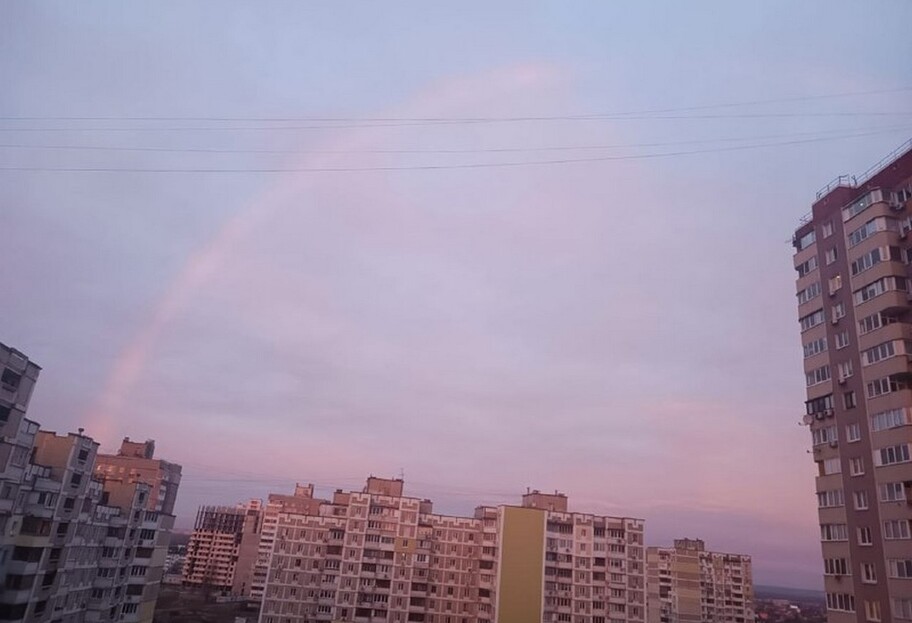 В Киеве в небе видели радугу или гало – фото - фото 1