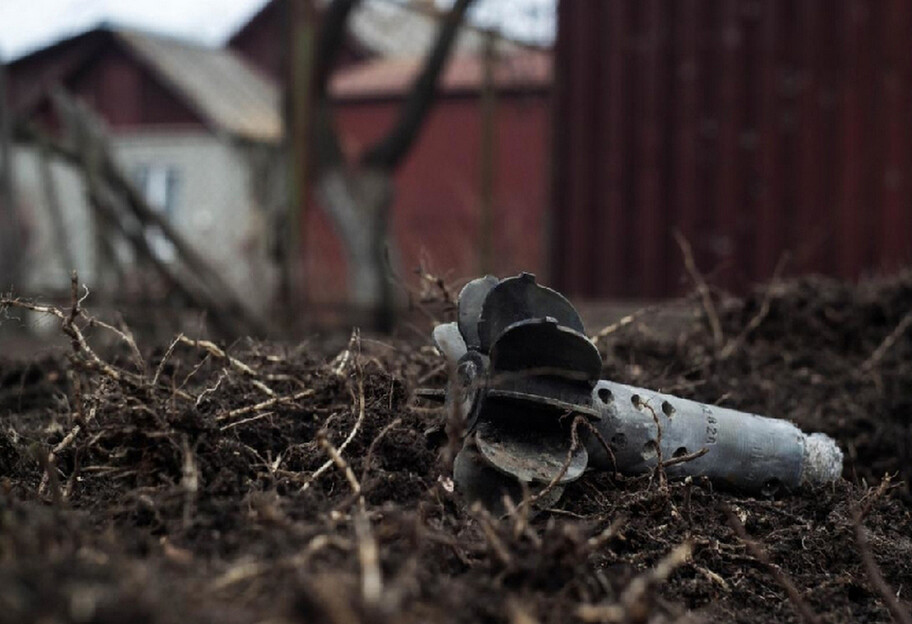 Война на Донбассе - фото, как россиянин на камеру создает фейки про обстрел - фото 1