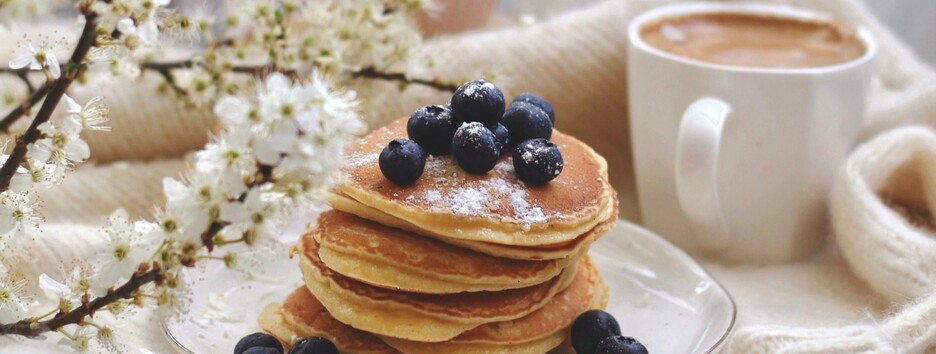 Воздушные и с черничной начинкой: рецепт блинов, тающих во рту