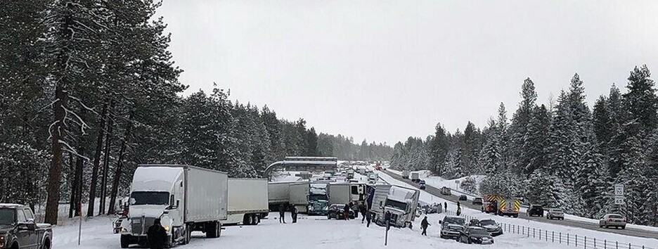 В Орегоні близько сотні машин потрапили у ДТП на засніженій дорозі (фото)