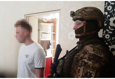 В Киеве спецназ с автоматами задержал мужчину, который напал на двух женщин (видео)