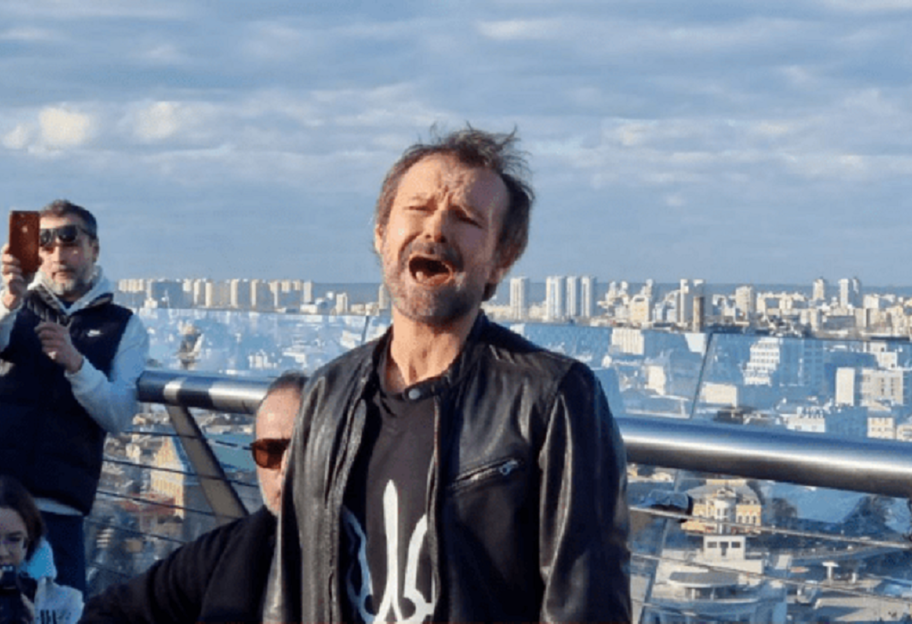 Вакарчук спел на Пешеходном мосту в Киеве - видео - фото 1