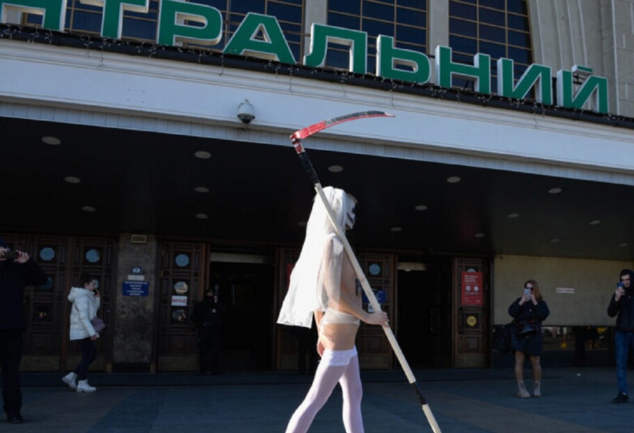 В Киеве на вокзале Femen устроила акцию - девушку задержала полиция - фото  - фото 1