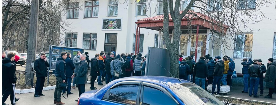 Киевляне массово записываются в тероборону, возле военкоматов очереди