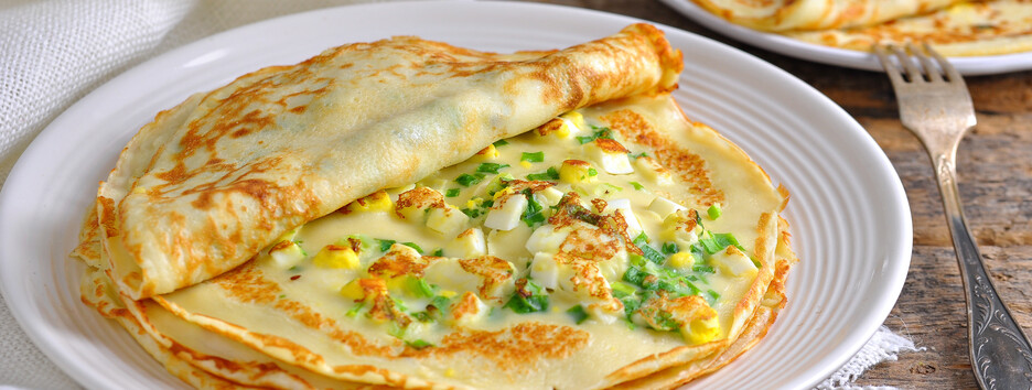 Блины с сыром и зеленью: оригинальный рецепт к Масленице (видео)