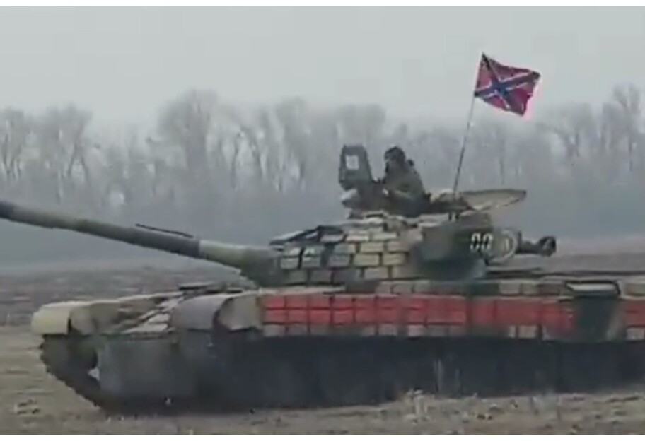 Війна на Донбасі - окупанти стягують танки під прапорами 