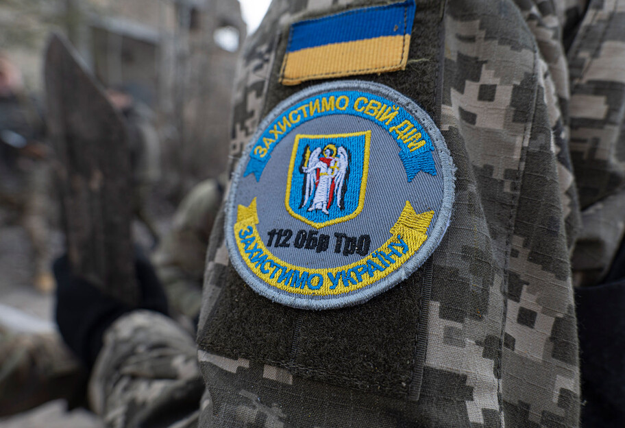 Украинцев зовут в территориальную оборону – в Киеве раздали 18 тысяч автоматов - фото 1
