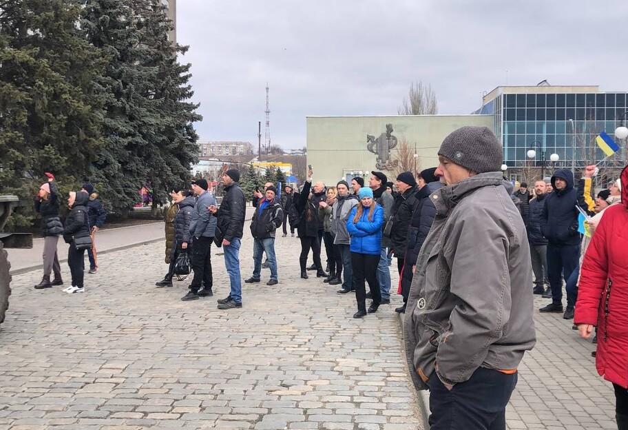 Митинг в Бердянске - люди прогоняют российских оккупантов, видео  - фото 1