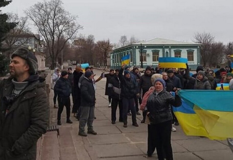 Купянск 1 марта - горожане с флагами митингуют против оккупантов из РФ, видео  - фото 1