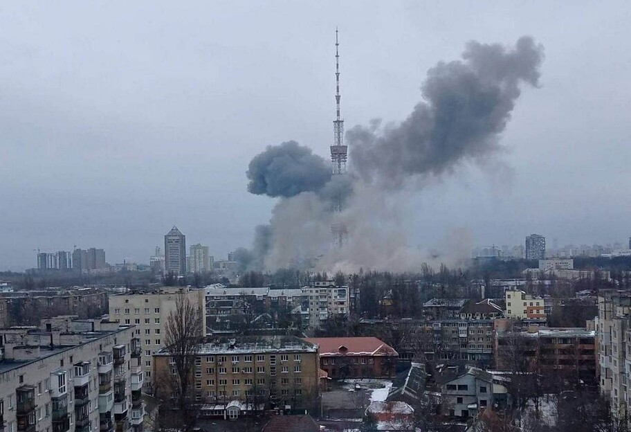 Обстрелы в Киеве - видео, как военные РФ ударили по телевышке - новости Киева - фото 1