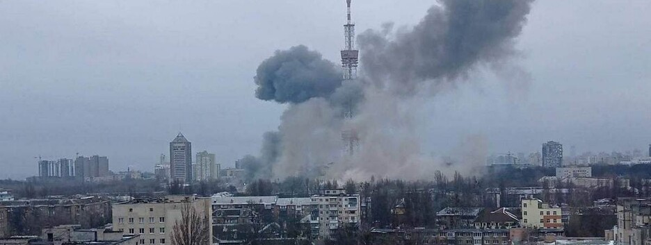 В Киеве прогремела серия взрывов: оккупанты атаковали телевышку (видео)