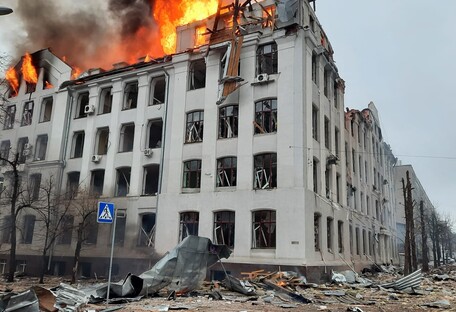 Обстрелы Харькова: горит крыша здания Нацполиции (видео, фото)