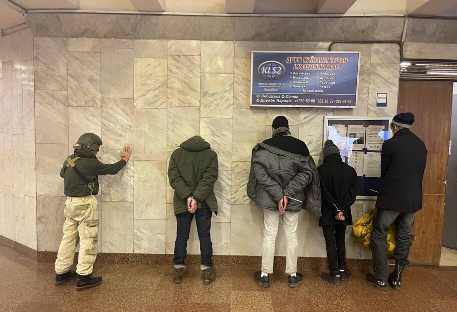 В Киеве задержали диверсантов - прятались с оружием в метро, видео  - фото 1