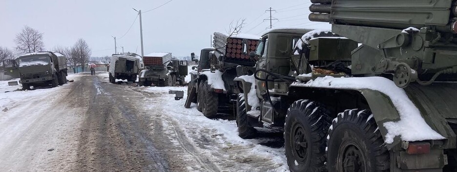 Целая колонна техники: ВСУ показали, как оккупанты дезертируют и бросают вооружение (фото)
