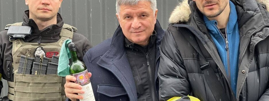 Аваков пожертвовал бутылку вина за 1000$ на коктейль Молотова