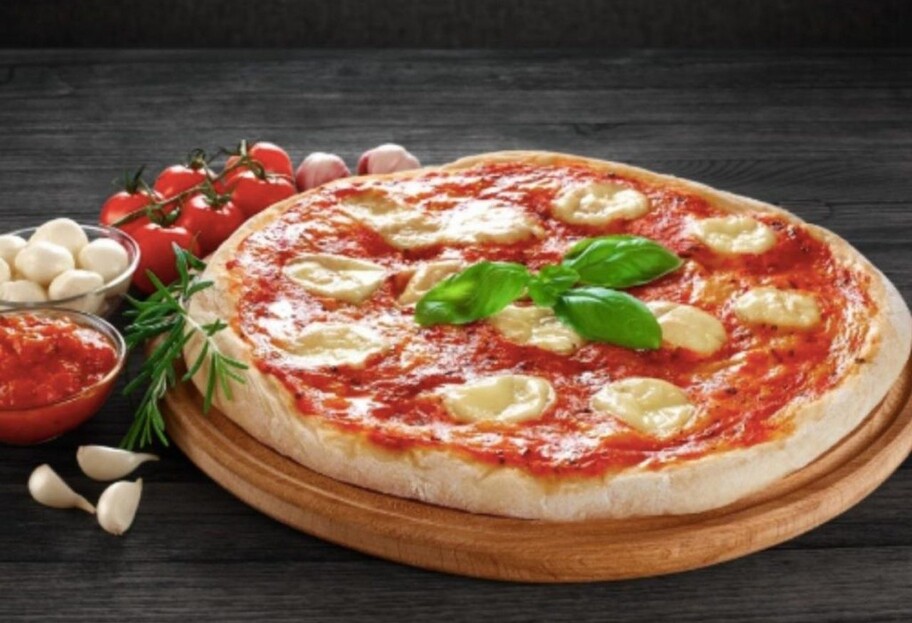 Готовим пиццу Маргариту в домашних условиях – простой рецепт, минимум ингредиентов для начинки - фото 1